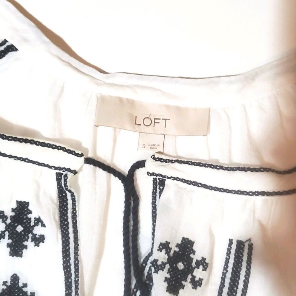 Size SM Loft peasant blouse in white muslin navy t